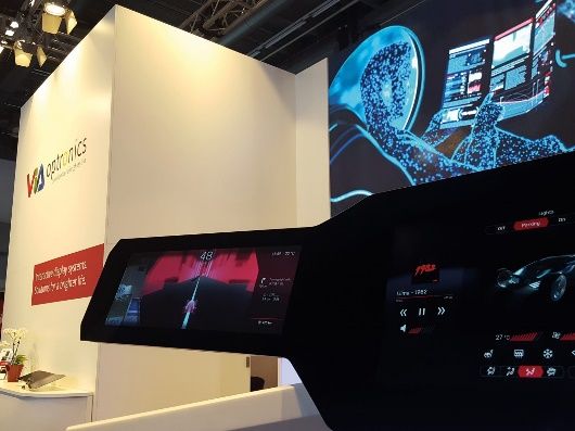 VIA optronics Messestand mit interaktiven Displaysystem