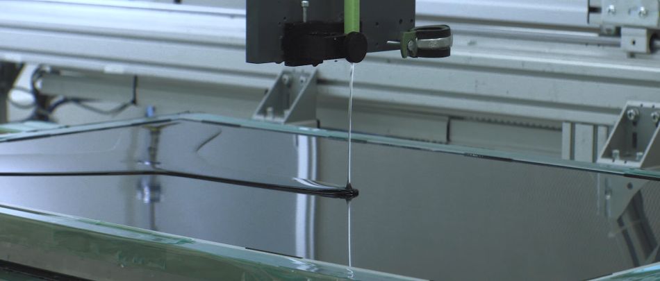 Optical Bonding Material wird auf einem großen Display aufgetragen