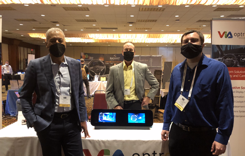 US-Team mit Demonstration eines interaktiven Displaysystems am Messestand auf der SID