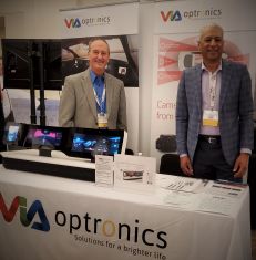 VIA optronics US-Team mit Demonstrator für Interaktive Display Systeme