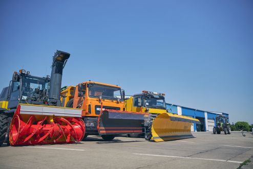 Verschiedene technische Maschinen und Fahrzeuge auf einer Freifläche
