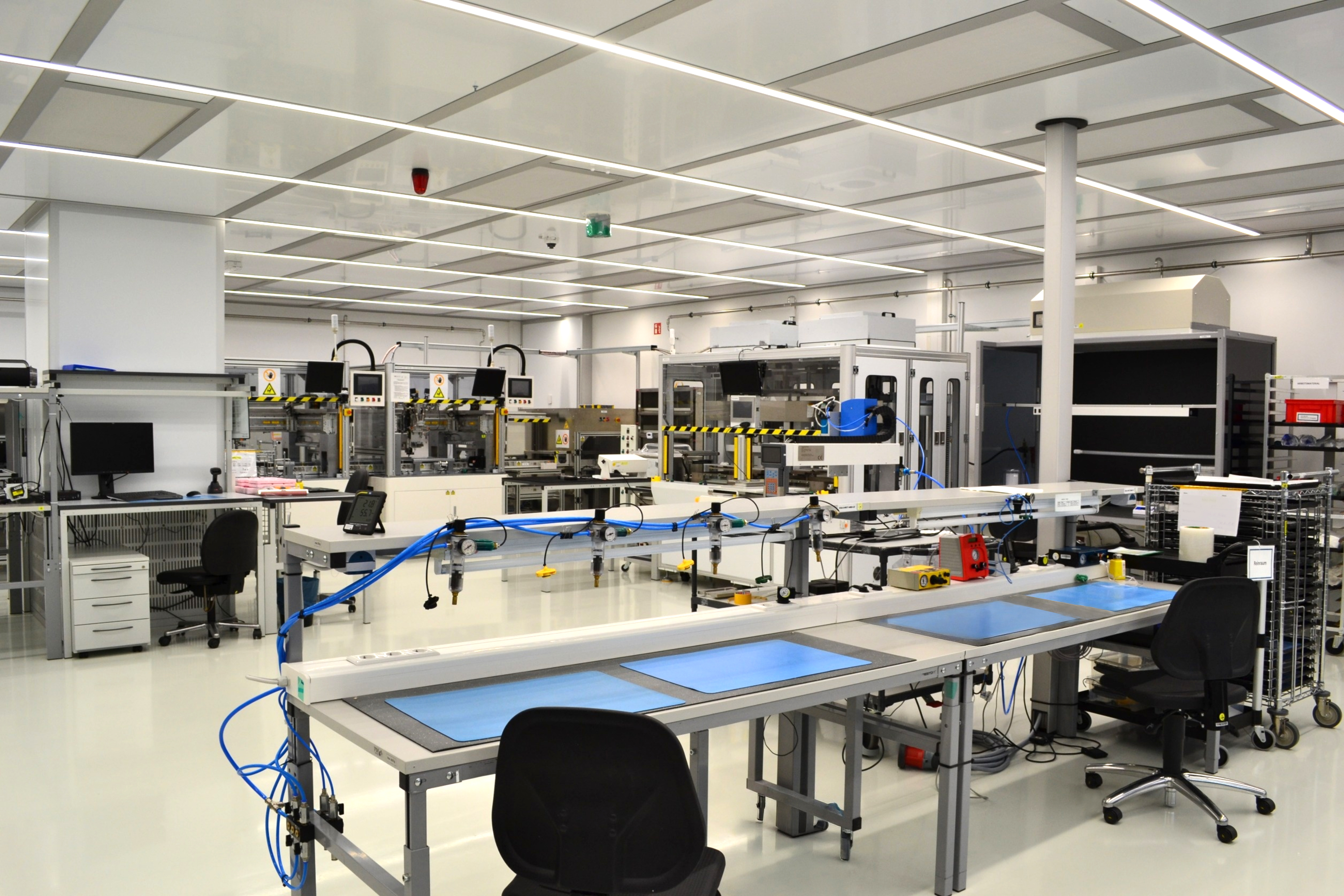 Übersicht einer Reinraum-Produktionsumgebung bei VIA optronics