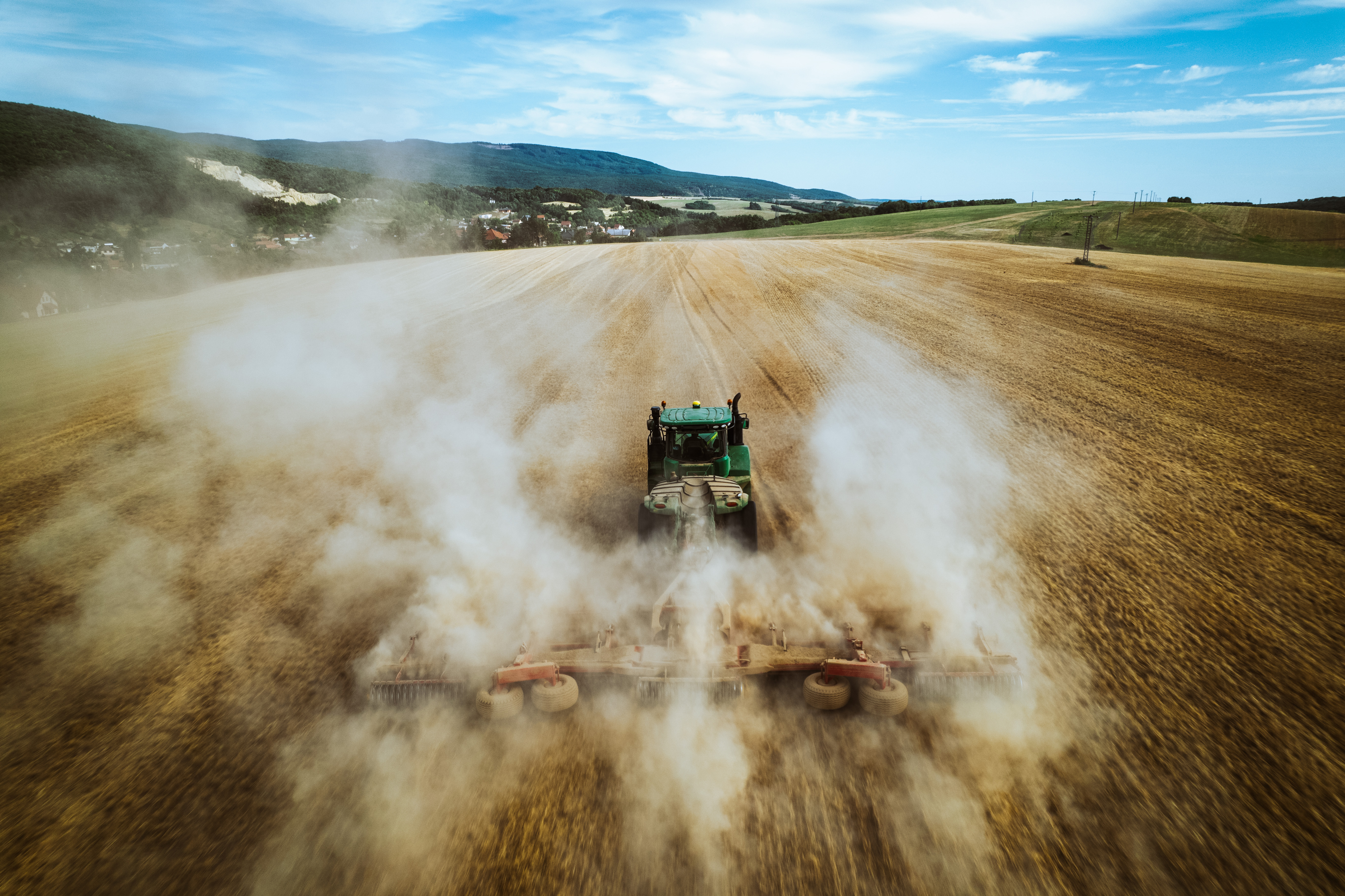 Luftaufnahme eines Traktors bei der Feldarbeit