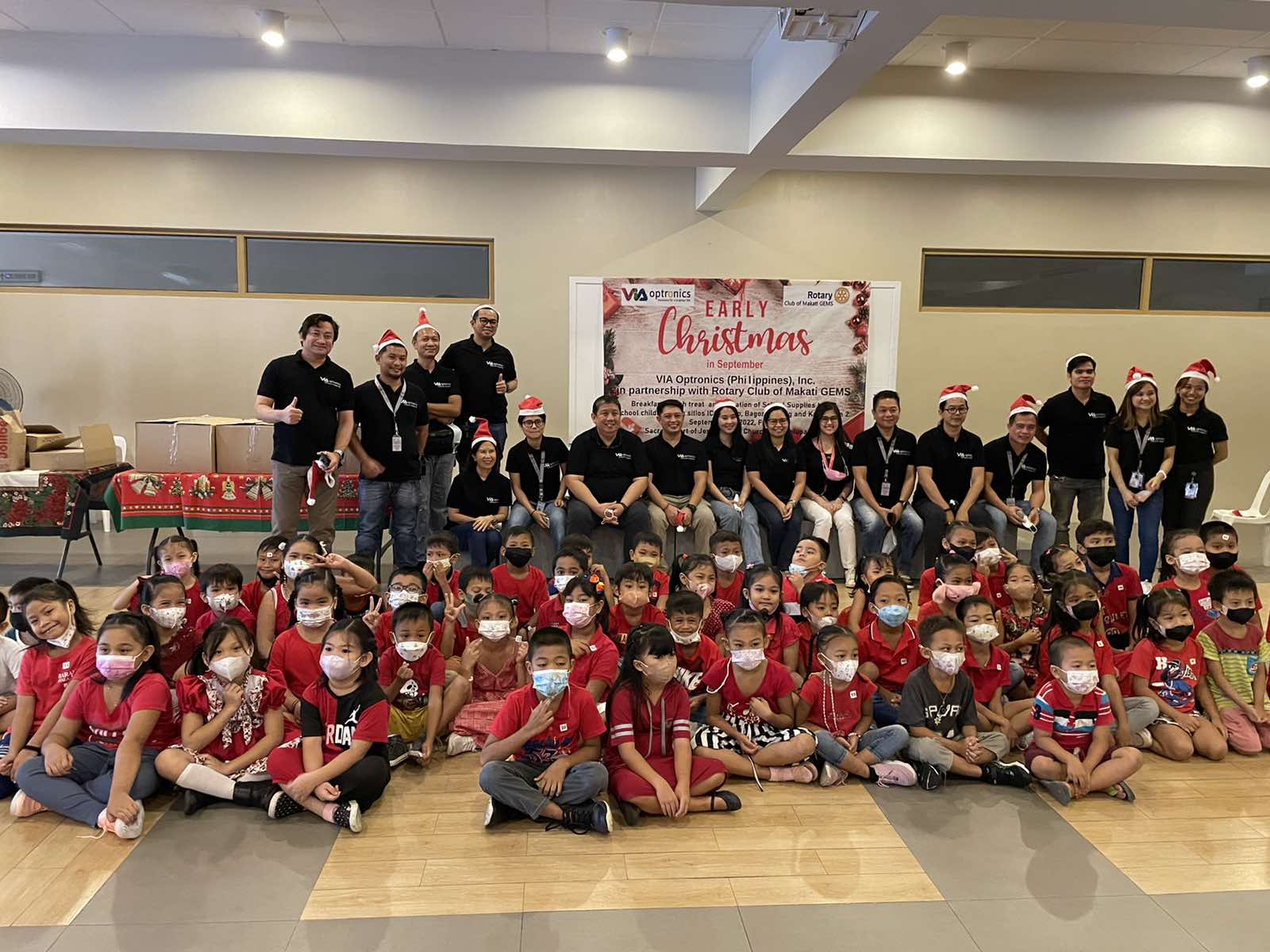 Mitarbeiter von VIA Phillipines mit örtlichen Schulkindern bei der Wohltätigkeitsveranstaltung anlässlich des einjährigen Bestehens