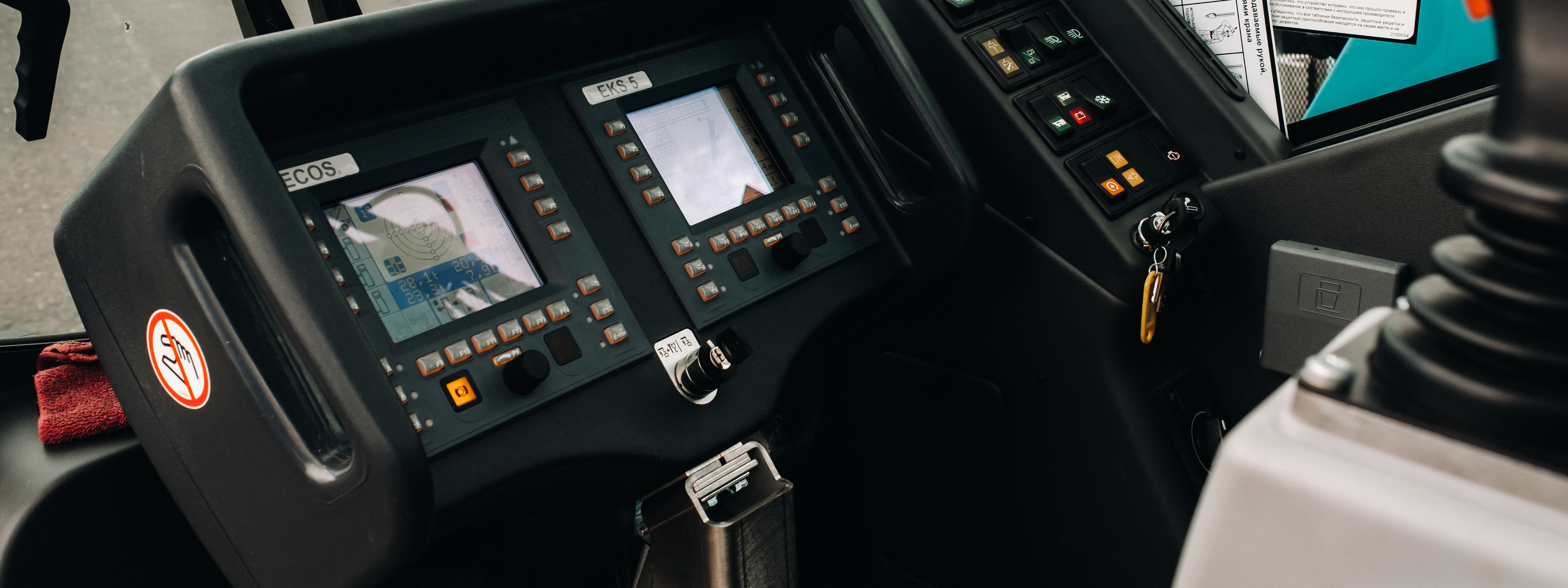 Innenraum einer Baumaschine mit modernem Display und Bedienelementen