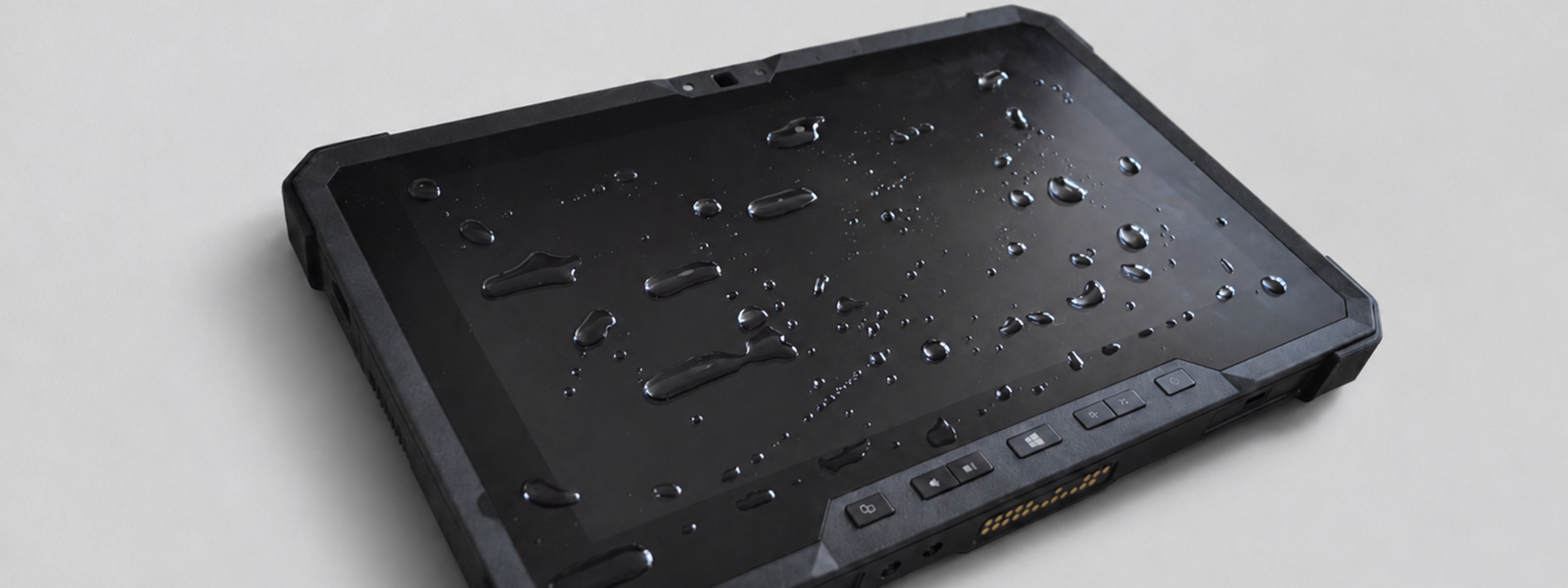 Robustes Heavy-Duty-Display mit Wassertropfen als Darstellung hoher Feuchtigkeitsbelastung