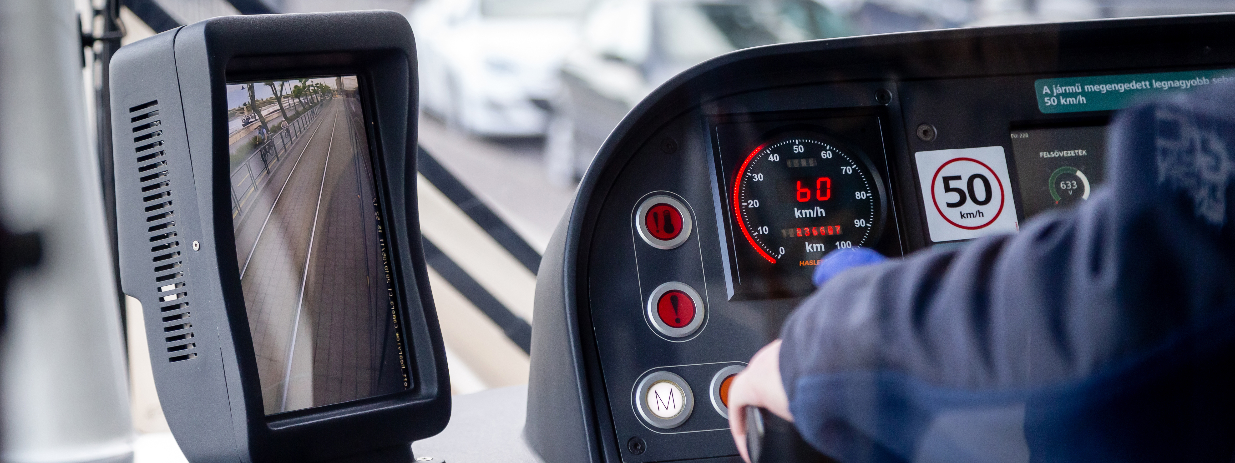 Fahrer am Bedienplatz mit Armaturen und digitalem Display